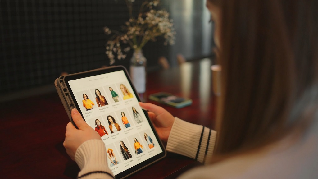 Online shopping activity illustrating how ecommerce businesses depend on state costs, tax rules, and logistics